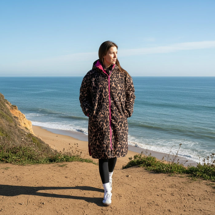 Adults Water Resistant Leopard Print Sherpa Drying Robe - Natural/Pink 🇬🇧