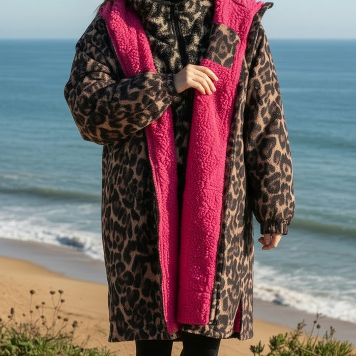 Adults Water Resistant Leopard Print Sherpa Drying Robe - Natural/Pink 🇬🇧