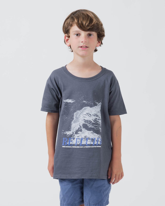 Kingz Be Fluid Youth Tee Charcoal - Front View Young Boy Ocean Wave Graphic BE FLUID Text Casual Fit Streetwear [color:Charcoal]