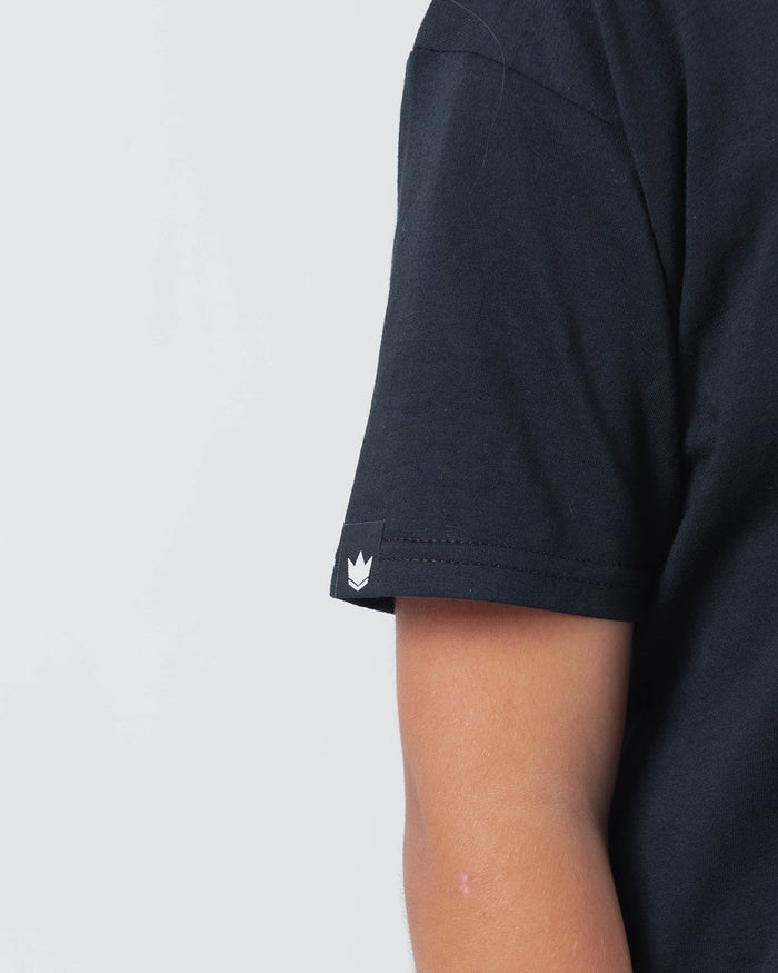 Kingz Quake Youth Tee Black - Close-Up Side View Sleeve Detail Black Crown Badge Soft Cotton Fabric Youth Streetwear [color:Black]